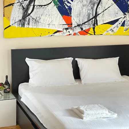 Lovely Bath & Balcony Victory Square 2 Room Apartment-2